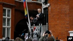 Džulijan Asanž na balkonu ekvadorske ambasade u Londonu 2016.