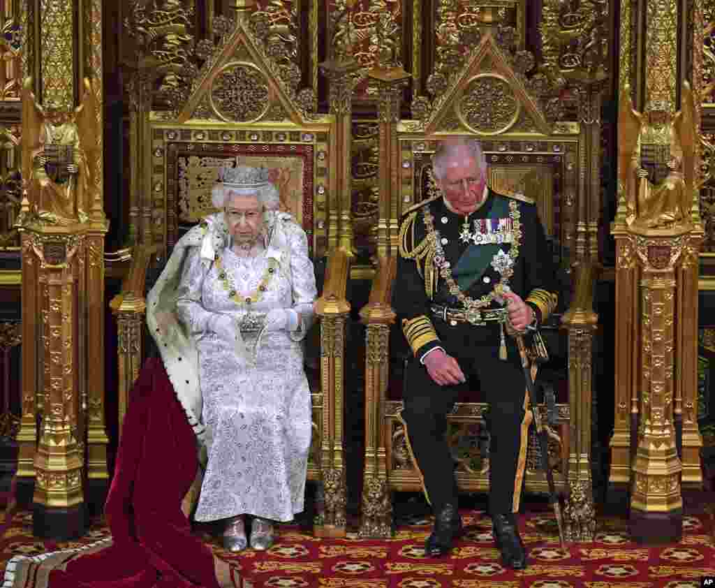 ព្រះ​មហាក្ស​ត្រិយានី Elizabeth ទី ២ និង​រាជបុត្រ គឺ​ព្រះអង្គម្ចាស់ Charles នៅ​ក្នុង​ពីធី​ថ្លែង​បើក​សភា​អង់គ្លេស​ក្នុង​ទី ក្រុង​ឡុងដ៍ កាល​ពី​ថ្ងៃ​ទី​៨ ខែ​កញ្ញា ឆ្នាំ​២០២២។