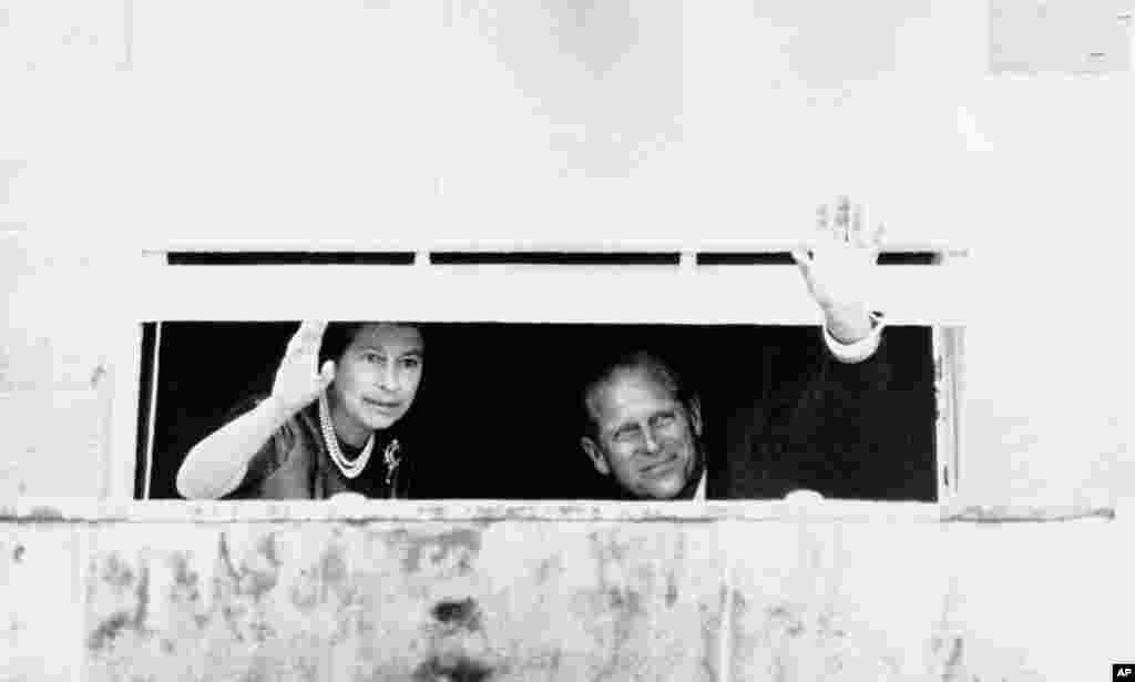 ព្រះ​មហាក្ស​ត្រិយានី Elizabeth ទី ២ និង​ស្វាមី​គឺ​ព្រះ​អង្គម្ចាស់ Charles បក់​ដៃ​ដាក់​អ្នក​មក​ស្វាគមន៍​ កាល​ពី​ថ្ងៃ​ទី​១០ ខែ​សីហា​ ឆ្នាំ​១៩៧៧ នៅ​ទីក្រុង​ Belfast ដែនដី​អៀរឡង់​ខាង​ជើង ជា​​ទី​​មាន​ចលនា​ហិង្សា​បំបែក​រដ្ឋ។