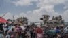 Wakazi wanaokimbia mapigano katika wilaya ya Masisi, wakusanyika karibu na magari ya wanajeshi wa Afrika Kusini wanaojumuika katika kikosi cha SADC mashariki mwa DRC, Februari 7, 2024. Picha ya AFP