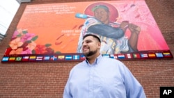 Raymond Santiago, izvršni direktor Hispanic Center Lehigh Valley, pozira za fotografiju tokom intervjua, 18. januara 2024., u Betlehemu, Pensilvanija.