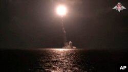 在俄罗斯国防部新闻处于2023年11月5日星期日发布的这张照片中，俄罗斯海军“沙皇亚历山大三世”号核潜艇从白海试射了一枚布拉瓦洲际弹道导弹。
（俄罗斯国防部新闻处供稿，美联社法布）