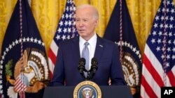 Predsjednik Joe Biden govori u istočnoj sobi Bijele kuće, u Washingtonu, 23. februara 2024. Biden kaže da će sazvati četvoricu kongresnih lidera u Bijelu kuću 27. februara 2024. godine.