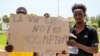 Selon une ONG, au moins 450 migrants ont été regroupés dans une zone tampon militarisée entre la Tunisie et la Libye.