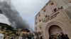 FILE - Asap mengepul menyusul serangan Israel di dekat Rumah Sakit Indonesia yang kehabisan bahan bakar dan listrik, di Jalur Gaza utara, 12 November 2023. (Foto: REUTERS/Anas al-Shareef)