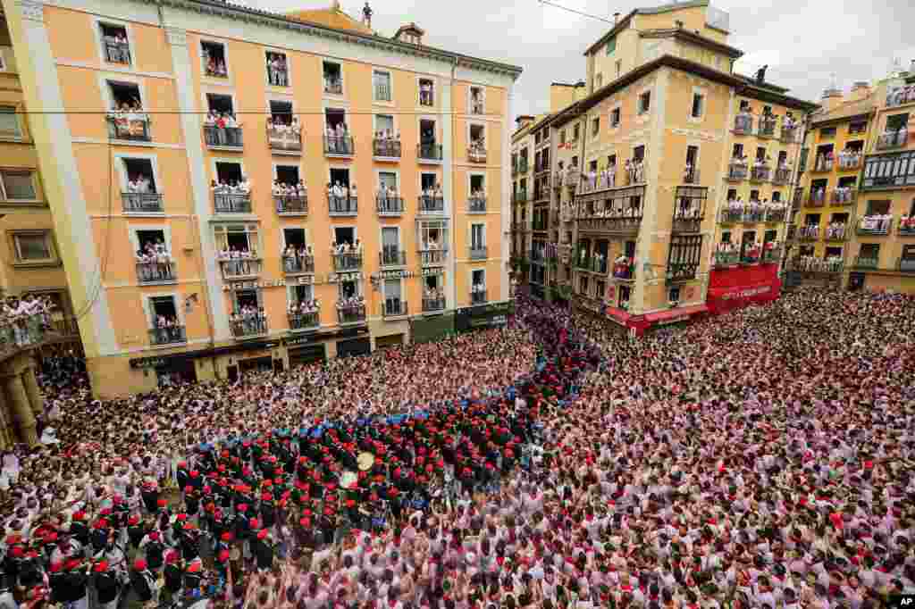 A music band plays in the town hall square after the &#39;Chupinazo&#39; (start rocket) to mark the official opening of the 2023 San Fermín fiestas in Pamplona, Spain.