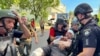Anggota kepolisian dan sejumlah paramedis membawa seorang pria yang terluka di lokasi serangan yang dilancarkan pasukan Rusia di Kharkiv, Ukraina, pada 30 Juni 2024. (Foto: Reuters/Vitalii Hnidyi)