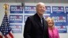 Američki predsjednik Joe Biden, lijevo, čeka da govori dok prva dama Jill Biden stoji pored njega u sjedištu Bidenove kampanje u Wilmingtonu, Delaware, 3. februara 2024.