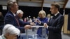 Shugaban kasar Faransa Emmanuel Macron lokacin da ya kada kuri'arsa a Le Touquet-Paris-Plage, Yuli 7, 2024. 