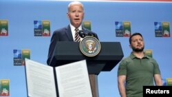 资料照片：美国总统拜登在北约维尔纽斯峰会期间在有乌克兰总统泽连斯基和七国集团领导人参加的活动上讲话。(2023年7月12日)