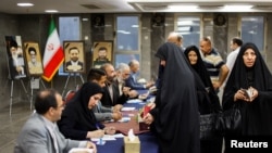 Iranski birači učestvuju na vanrednim predsjedničkim izborima kako bi izabrali nasljednika Ebrahima Raisija nakon njegove pogibije u padu helikoptera, u Iranskoj ambasadi, u Bagdadu, Irak, 28. juna 2024. REUTERS/Thaier Al-Sudani