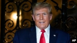 Bivši američki predsjednik Donald Trump obraća se novinarima na Floridi. (Foto: AP/Rebecca Blackwell)