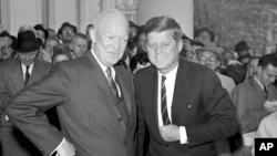 1960, Predsjednik Dwight Eisenhower pozira s novoizabranim predsjednikom Johnom F. Kennedyjem u Bijeloj kući u Washingtonu,