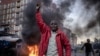 À Nairobi, des jeunes ont dressé des barricades, enflammé des pneus et jeté des projectiles sur les policiers.