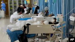 FILE - Orang-orang mengunjungi kerabat mereka yang menerima perawatan medis di sebuah rumah sakit di Beijing, China, 7 Januari 2023. 