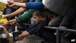 AmaPhalestina amelela ukudla eRafah, eGaza Strip, Dec. 21, 2023. 