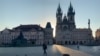 Kota Tua Praha, 10 Juli 2024. Kota ini telah lama menjadi pusat bagi para penulis pembangkang, termasuk jurnalis Rusia yang melarikan diri dari penindasan di bawah Presiden Vladimir Putin. (Jessica Jerreat/VOA)