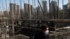 北京街头一处过街天桥上俯瞰正在修建的北京地铁。（2023年4月18日）