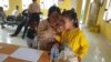 Seorang ibu membantu anaknya meminum obat untuk pengobatan penyakit schistosomiasis di Puskesmas Maholo, Lore Timur, Sabtu (11/2) (Foto: VOA/Yoanes Litha).