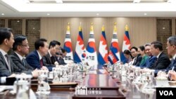 16일 한국 대통령실 청사에서 윤석열 한국 대통령과 한국을 공식방문한 훈 마넷 캄보디아 총리가 정상회담을 갖고 있다. (사진출처: 한국 대통령실)