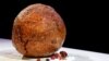 Bakso yang terbuat dari daging yang dibudidayakan menggunakan DNA mamut berbulu yang telah punah disajikan di NEMO Science Museum yang dibuat oleh perusahaan daging budidaya, di Amsterdam, Belanda, 28 Maret 2023. (REUTERS/Piroschka van de Wouw)