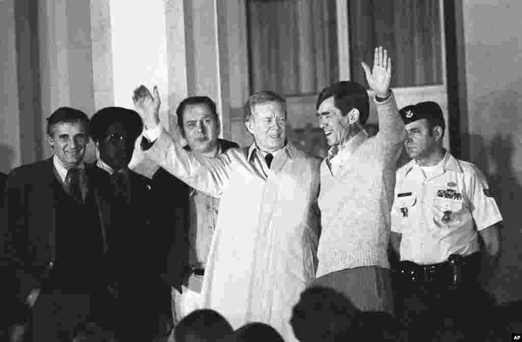 سەرۆکی پێشوو جیمی کارتەر لە 21ی مانگی یەکی ساڵی 1981 لە وایسبادن ئەڵمانیا، گەیشتە نەخۆشخانەی هێزی ئاسمانی ئەمەریکا لێرە بۆ ئەوەی چاوی بەو بارمتانە بکەوێت کە پاش 445 ڕۆژ بە بارمتەگرتنیان لە ئێران ئازاد کران. &nbsp;