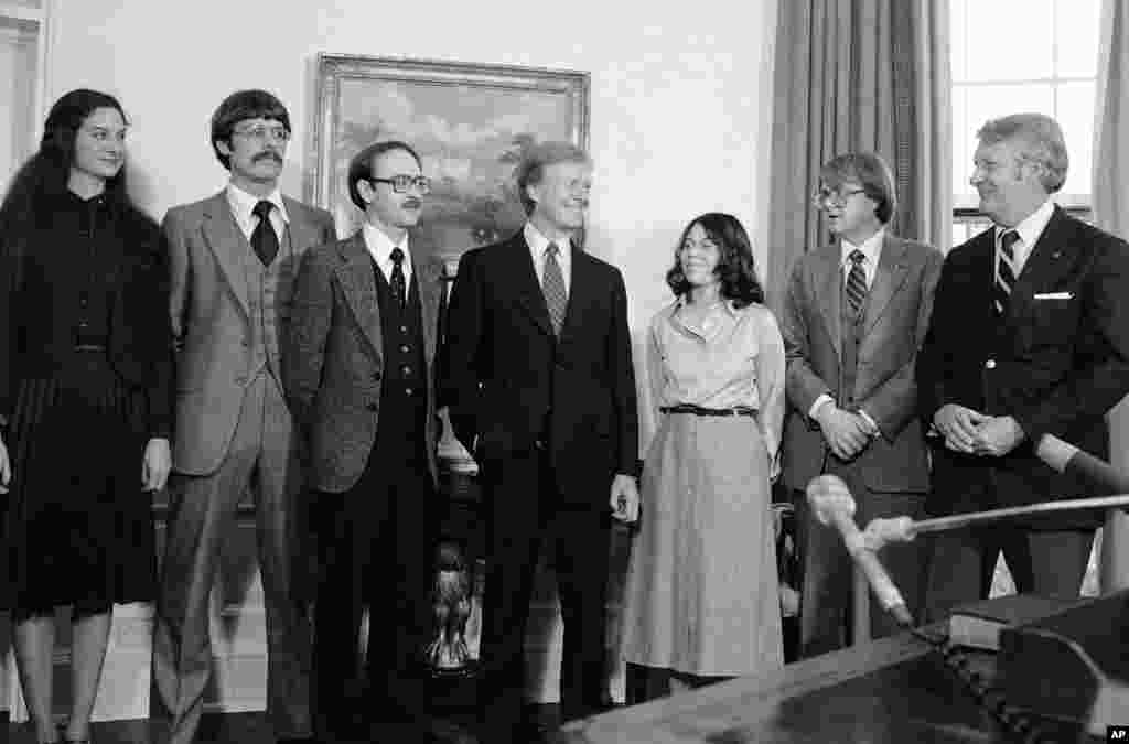 شەش ئەمەریکایی کە لە ئێران ڕزگاریان بوو بە هاوکاری حکومەتی کەنەدا لە 1ی مانگی دووی ساڵی 1980 لە کۆشکی سپی لەگەڵ سەرۆک جیمی کارتەر کۆبونەوە. &nbsp;