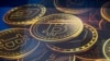 Iklan Bitcoin, salah satu mata uang kripto, dipajang di sebuah gedung di Hong Kong, pada 18 November 2021. (Foto: AP)