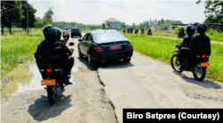 Mobil Presiden Jokowi melewati jalanan rusak di beberapa wilayah di Lampung saat melalukan kunjungan kerja pada Jumat (5/5). (Foto: Courtesy/Biro Setpres)