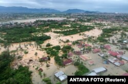 ภาพมุมสูงของพื้นที่ที่อยู่อาศัยที่ได้รับผลกระทบจากภาวะน้ำท่วม เพราะฝนตกหนักในเมืองปาดัง จังหวัดสุมาตราตะวันตก ประเทศอินโดนีเซีย เมื่อ 8 มี.ค. 2567