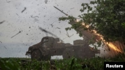 Ukrajinski vojnici ispaljuju raketni sistem BM-21 Grad prema ruskim trupama u blizini linije fronta u ukrajinskoj oblasti Donjeck, 24. aprila 2024.