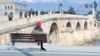 Главни актери на кусата седница која доцнеше неколку часа беа разрешената Дамева и човекот што ја иницираше нејзината смена, заменикот-претседател Селим Адеми.