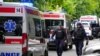Arhiva - Policija i vozila hitne pomoći ispred osnovne škole "Vladislav Ribnikar" na Vračaru (Fonet)