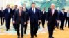中国领导人习近平2024年3月27日在北京会见来访的美国商界学界领袖。
