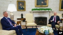 Va Kevin McCarthy naVaJoe Biden