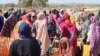 Wakimbizi wa Sudan waliokimbilia Chad wakipiga foleni kuchota maji katika kambi ya wakimbizi ya Adre, Disemba 7, 2023. Picha ya AFP