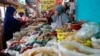 Seorang pedagang tampak melayani pembeli yang datang ke warungnya di salah satu pasar tradisional di Jakarta, pada 2 Januari 2023. (Foto: Reuters/Ajeng Dinar Ulfiana)