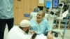 Qaid Farhan Alkadi, beduinski izraelski talac kidnapovan u napadu Hamasa 7. oktobra, ponovo se sastaje sa voljenom osobom u medicinskom centru Soroka u Beershebi, Izrael, 27. avgusta 2024. (Vladin ured za štampu/Yossi Ifergan/Handout preko Reutersa)