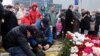 Ljudi pale svijeće na improviziranom spomeniku žrtvama pucnjave u koncertnoj dvorani Crocus City Hall u Moskovskoj oblasti, Rusija, 23. marta 2024. REUTERS/Yulia Morozova