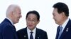 2023年5月21日，在日本广岛举行的七国集团峰会期间，美国总统乔·拜登（左）与日本首相岸田文雄和韩国总统尹锡悦（右）举行三方会议。