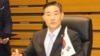 신원식 한국 국방부 장관이 28일 일본 도쿄 방위성에서 열린 미한일 3국 국방장관 회담 후 3국 안보협력 프레임워크(TSCF) 협력각서(MOC)에 서명하고 있다.
