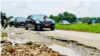 Mobil Presiden Jokowi melewati jalanan rusak di beberapa wilayah di Lampung saat melalukan kunjungan kerja pada Jumat (5/5). (Foto: Courtesy/Biro Setpres)