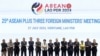 27일 라오스 비엔티안 국립컨벤션센터에서 열린 아세안(ASEAN)+3외교장관회의에서 외교 정상들이 손을 맞잡고 기념 촬영을 하고 있다.