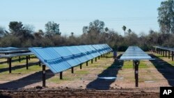 Redovi solarnih panela smješteni su u Orstedovom Solarnom centru od 11 milja za skladištenje energije litijum-jonskih baterija, u četvrtak, 29. februara 2024., u Coolidgeu, Ariz.