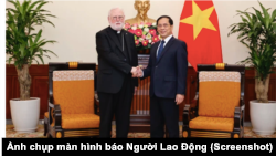 ​ລັດຖະມົນຕີ​ການ​ຕ່າງປະ​ເທດຂອງວັງ​ວາ​ຕິ​ກັນ, ພະສັງຄະລາດ ພອລ ຣິເຈີດ ກາເລເກີ (Paul Richard Gallagher) ພົບປະກັບຄູ່ຮ່ວມຕໍາແໜ່ງ ທ່ານ ບຸຍ ທັນ ຊອນ (Bui Thanh Son) ຢູ່ ຮ່າໂນຍ ວັນທີ 09 ເມສາ 2024.