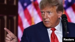 ABD'nin eski Başkanı Donald Trump, 13 Haziran 2023'te Bedminster, New Jersey'deki Trump National Golf Club'da gizli belge suçlamasıyla mahkemeye çıkarılmasının ardından düzenlenen bir etkinlikte konuşuyor