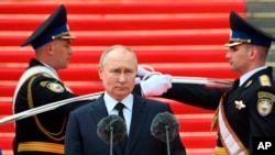 Ruski predsjednik Vladimir Putin obraća se pripadnicima Ministarstva odbrane, Nacionalne garde, Ministarstva unutrašnjih poslova, Federalne službe bezbjednosti i Federalne službe garde u Kremlju, u Moskvi 27. juna 2023. godine.