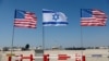 Bendera Israel dan Amerika berdiri selama gladi bersih terakhir upacara penyambutan Presiden AS Joe Biden menjelang kunjungannya ke Israel, di bandara Internasional Ben Gurion, di Lod dekat Tel Aviv, Israel, 12 Juli 2022. (Foto: REUTERS/Amir Cohen)