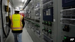 Mike Nutt, menadžer lokacije, šeta kampusom u Orsted's Eleven Mile Solar Center 29. februara 2024. u Coolidgeu, Ariz.
