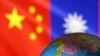 Sebuah bola dunia terlihat di depan bendera China dan Taiwan dalam ilustrasi ini, 6 Agustus 2022. (Foto: Dado Ruvic/Reuters)